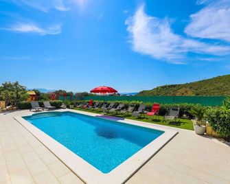 Scenic Elegant Trogir Villa With Pool - Five Bedroom Villa - Trogir - Basen