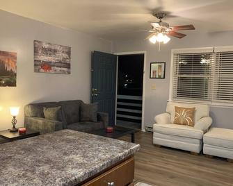 Saba Cedarwood Experience - Plattsburgh - Living room