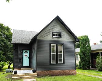 Cozy 2 bedroom home centrally located in Macomb! Family & pet friendly! - Macomb - Edificio