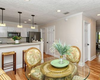 Two-Level, Heated Pool, Trolley to Beach & Village - Siesta Key