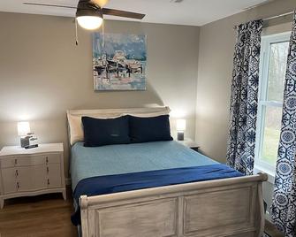 The Last Cast lake rental Unit A1/4 mile from State Dock! - Campbellsville - Schlafzimmer