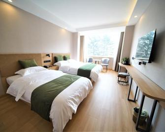 Green Tree Inn Express Qingdao Railway Station Zhanqiao Yacht Wharf - Qingdao - Bedroom