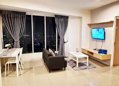 Grand Kamala Lagoon by 21 Room - Bekasi - Living room