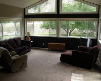 Vacation Home on the Missouri River, 3 Bdrm, 2 Bath Sleeps 10, - Cascade - Sala de estar