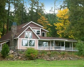 Meadow House near Crater Lake South entrance, upper Rogue River, 100 acre trails - Prospect - Building