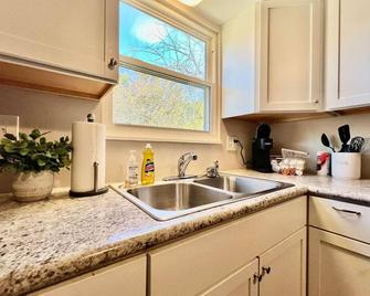 219 Maxwell St - Unit B · A great place to work and stay - Franklin - Kitchen