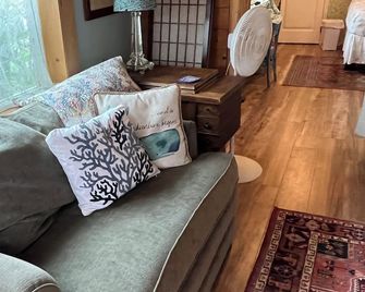 No ferry, Camano Island Garden Cottage - the peaceful Island you can drive to. - Camano Island - Living room