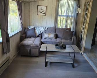 Charming 1-bedroom apartment minutes from Ricketts Glenn State Park. - Benton - Living room