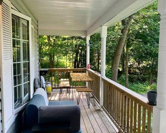 Forest Guest Suite Near Picton Centre (Pet-Friendly &Hot Tub &Park Pass) - Prince Edward - Balcony