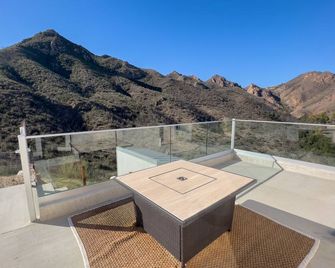 Beautiful, spacious home w infinity pool - amazing views, close Malibu beaches. - Agoura Hills - Балкон