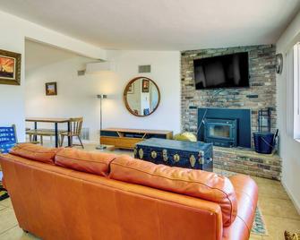 Joshua Tree Home with Patio - 5 Mi to National Park! - Joshua Tree - Living room