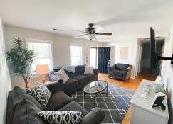 Cozy 3 Bedroom Home Central To Beaufort - ביופורט - סלון