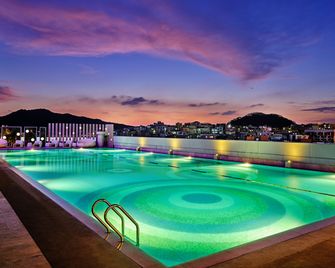 Holiday Inn Guangzhou South Lake By IHG - Guangzhou - Pool