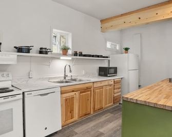 Cozy retreat near Sandpoint, Idaho. Close to Downtown, the lake and skiing. - Ponderay - Kitchen