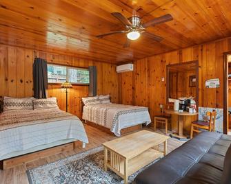 Ava - Room Masoods Lodge - Boulder Creek - Bedroom