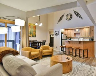 Wild Irishman Off-Piste Condo: Great Keystone Getaway - Dillon - Living room