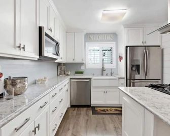 Cheerful 4-bedroom house with free parkings. - National City - Cocina