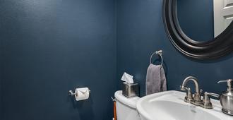 Seattle Vacation Home: Upscale & Prime Location - Modern Kitchen Jetted Tub Garage - Seattle - Baño