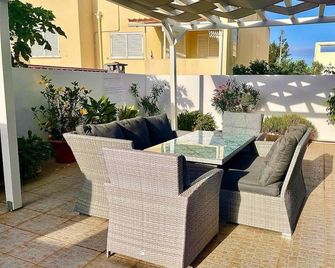 Modern villa with private pool and aircon, walk to beach and town. - Vila Nova de Cacela - Pátio