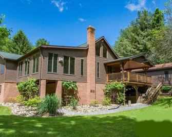 The Lingerlong Lodge - Williamsport - Building