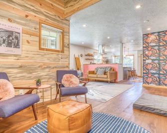Cheerful Modern Beauty with Beach Access in Pacific City! - Pacific City - Living room