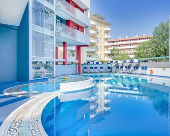 Hotel Ambassador - קאורלה - בריכה