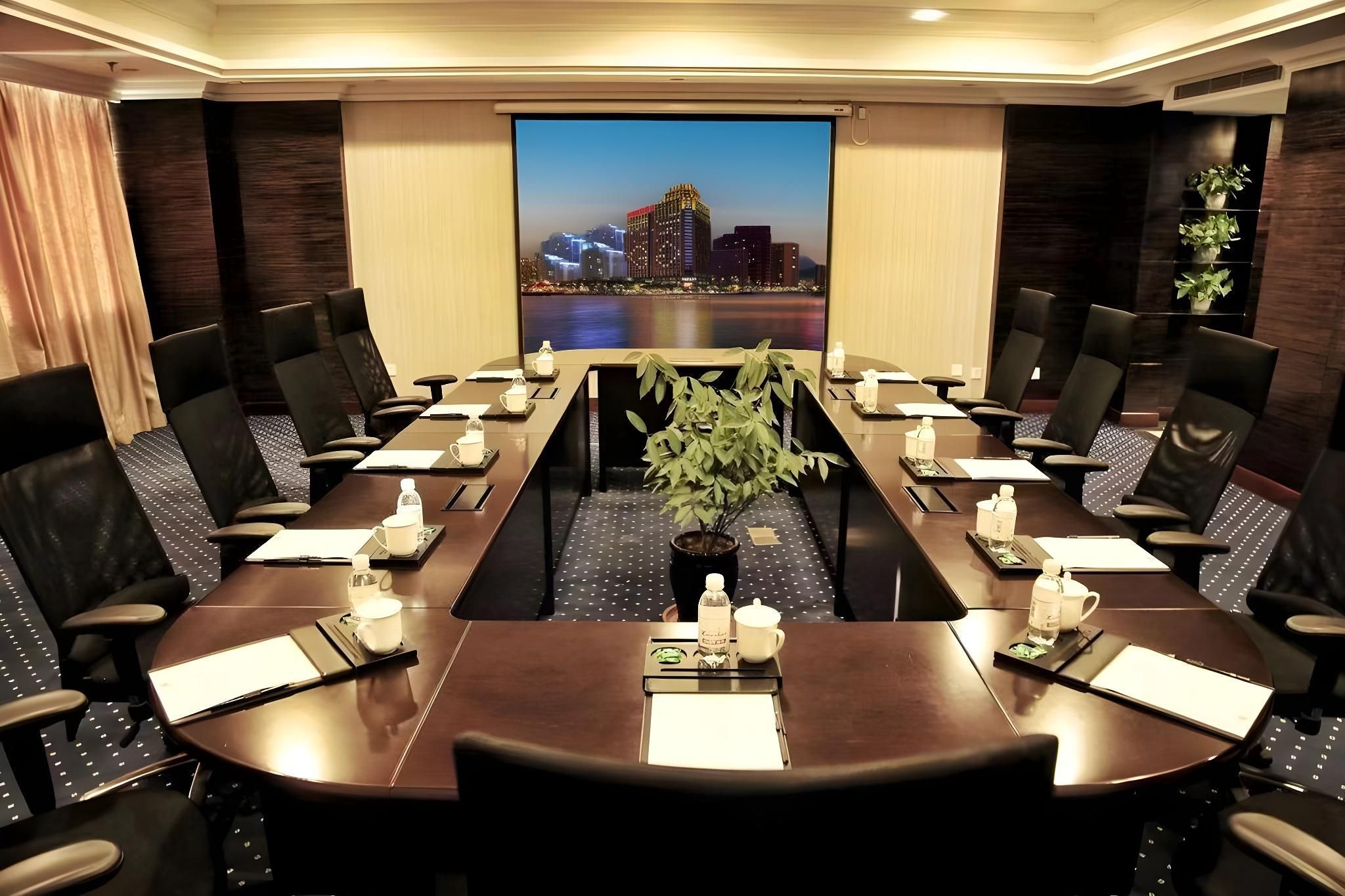 Enrichee Gloria Plaza Hotel thumbnail 2