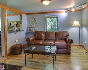 Cozy Cabin Near Lake Hartwell and Clemson University - Anderson - Living room