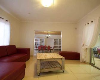 Mo-nize Villa Guesthouse - Otjiwarongo - Sala de estar