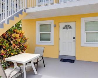 Renovated 1 Bedroom Apartment Steps From The Beach - Hollywood - Balcony