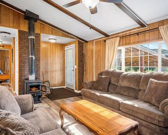 Charming 3-bedroom farmhouse with AC and WiFi 15 minutes to downtown Paso Robles - San Miguel - Living room