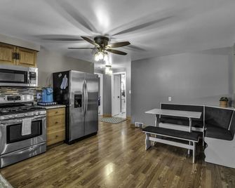 Spacious/Comfy/Private Home near Buffalo/Bills/Airport/Niagara Falls - Depew - Dining room