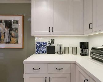 Victorian Painted Lady Studio, one block from Haight & Ashbury - San Francisco - Kitchen