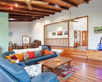 Ten Twenty One - country comfort retreat - Ross Creek - Living room