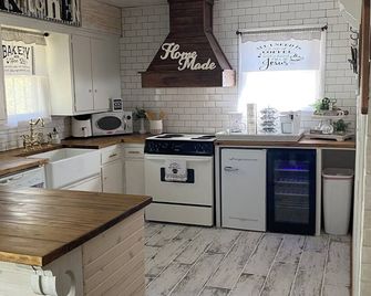 Charming cottage in Girard with WiFi and AC - perfect getaway - Girard - Kitchen