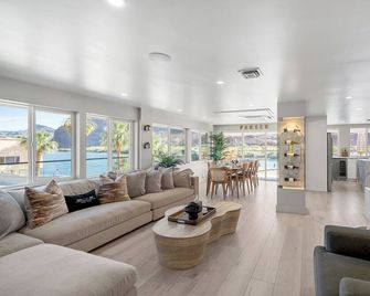 New Luxe Riverfront Home, Launch & Dock, Gamerooms - Parker - Sala de estar