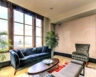 One bedroom at Baltimore Covention Ctr - Baltimore - Living room