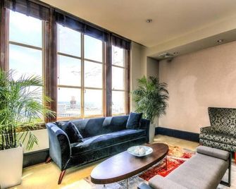 One bedroom at Baltimore Covention Ctr - Baltimore - Living room