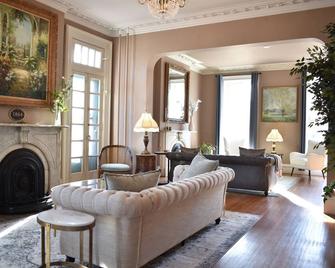 Historic Manor Overlooking Park - Bloomington - Living room