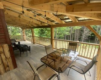 Secluded trailside cabin for 8 people on Kingdom Trails - East Burke - Balcón