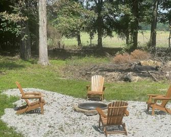 Whiskey Woods Retreat! The ultimate escape! - Tullahoma - Patio