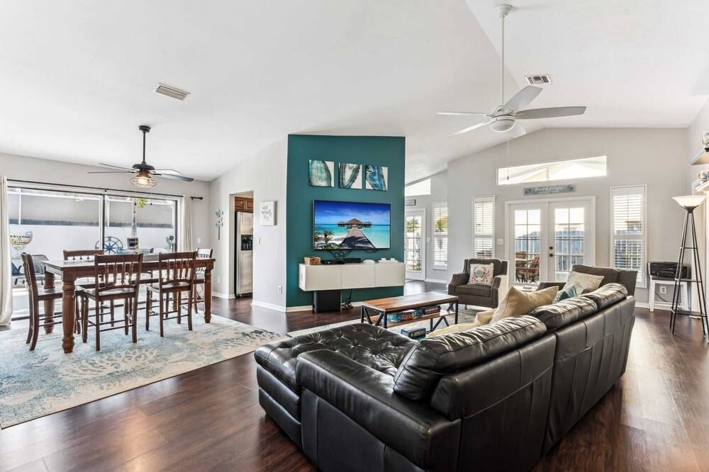 Charming Heated Pool Home - 3 miles to the Beach, Pet and Family Friendly -Available Year Round! - Bonita Springs