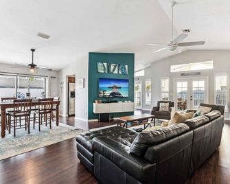 Charming Heated Pool Home - 3 miles to the Beach, Pet and Family Friendly -Available Year Round! - Bonita Springs