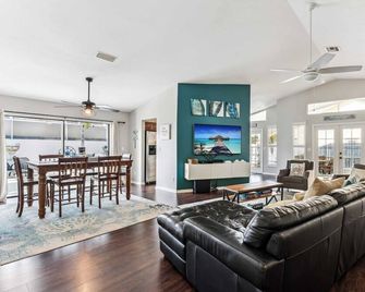 Charming Heated Pool Home - 3 miles to the Beach, Pet and Family Friendly -Available Year Round! - Bonita Springs