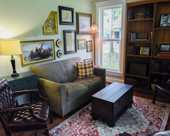 Farmhouse on the river! - Timberville - Salon