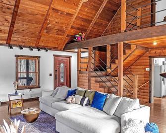 Secluded Forest Cabin Retreat With Pool & Hot Tub 3 Bedroom Home - Kunkletown - Living room