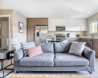 Charming Campbell 1BR w/ W/D, Pool, Gym, walk to WF + TJ, by Blueground - Campbell - Living room