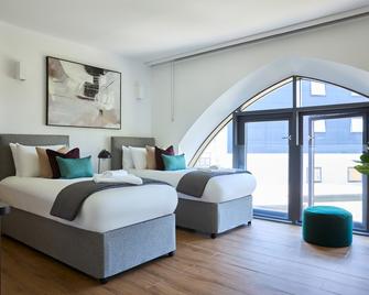 Kew Bridge by Viridian Apartments - Brentford - Bedroom