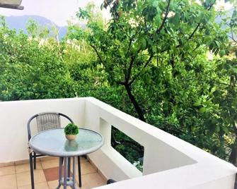 Guesthouse Berlin - Bar - Balkon