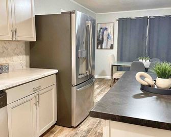 Decatur's Cozy Family Charm with Modern Touches - Decatur - Kitchen